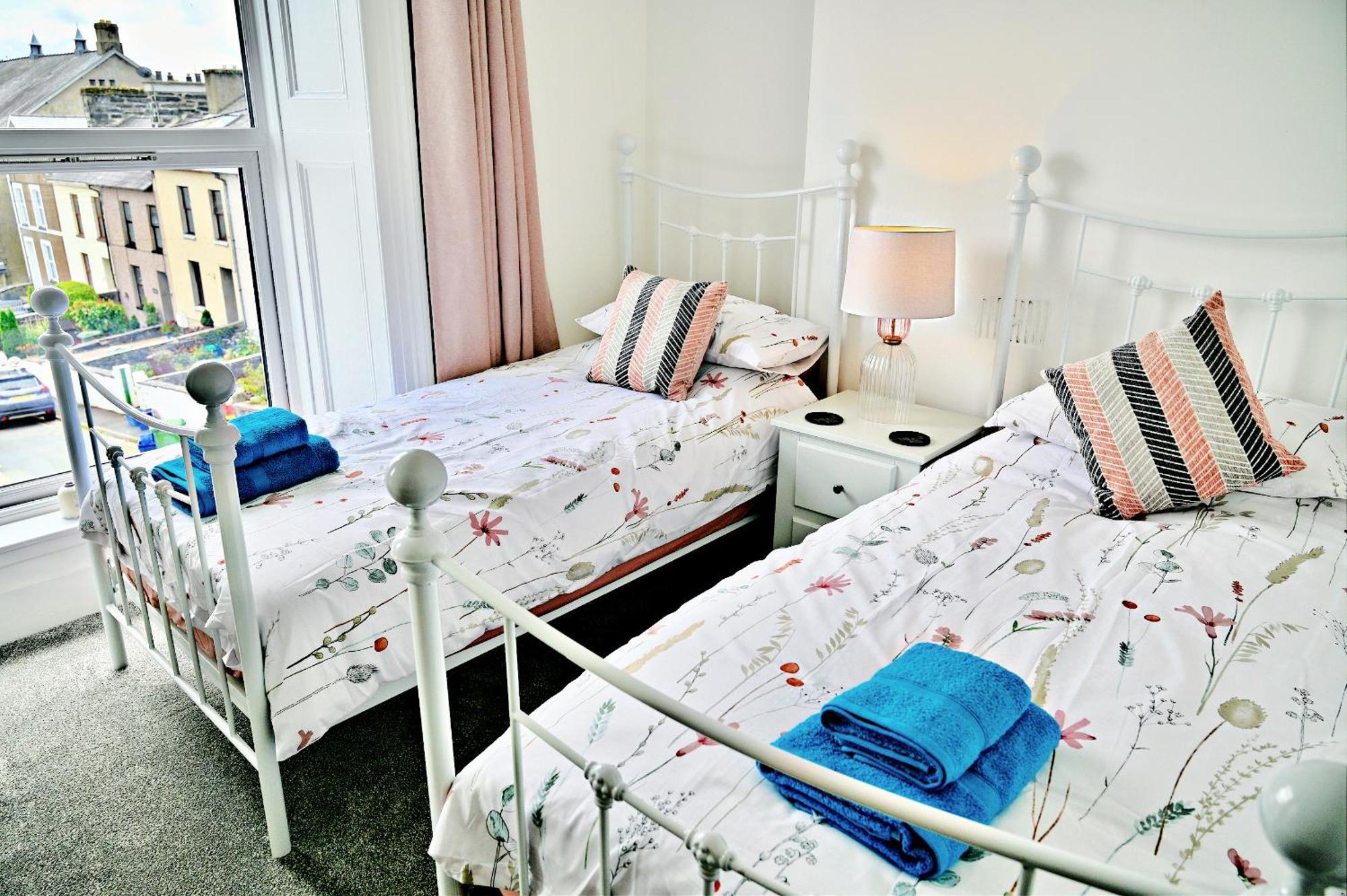 Porthmadog, Sleeps 11, 5 Bedrooms, 5 Bathrooms, Mountain Views 외부 사진